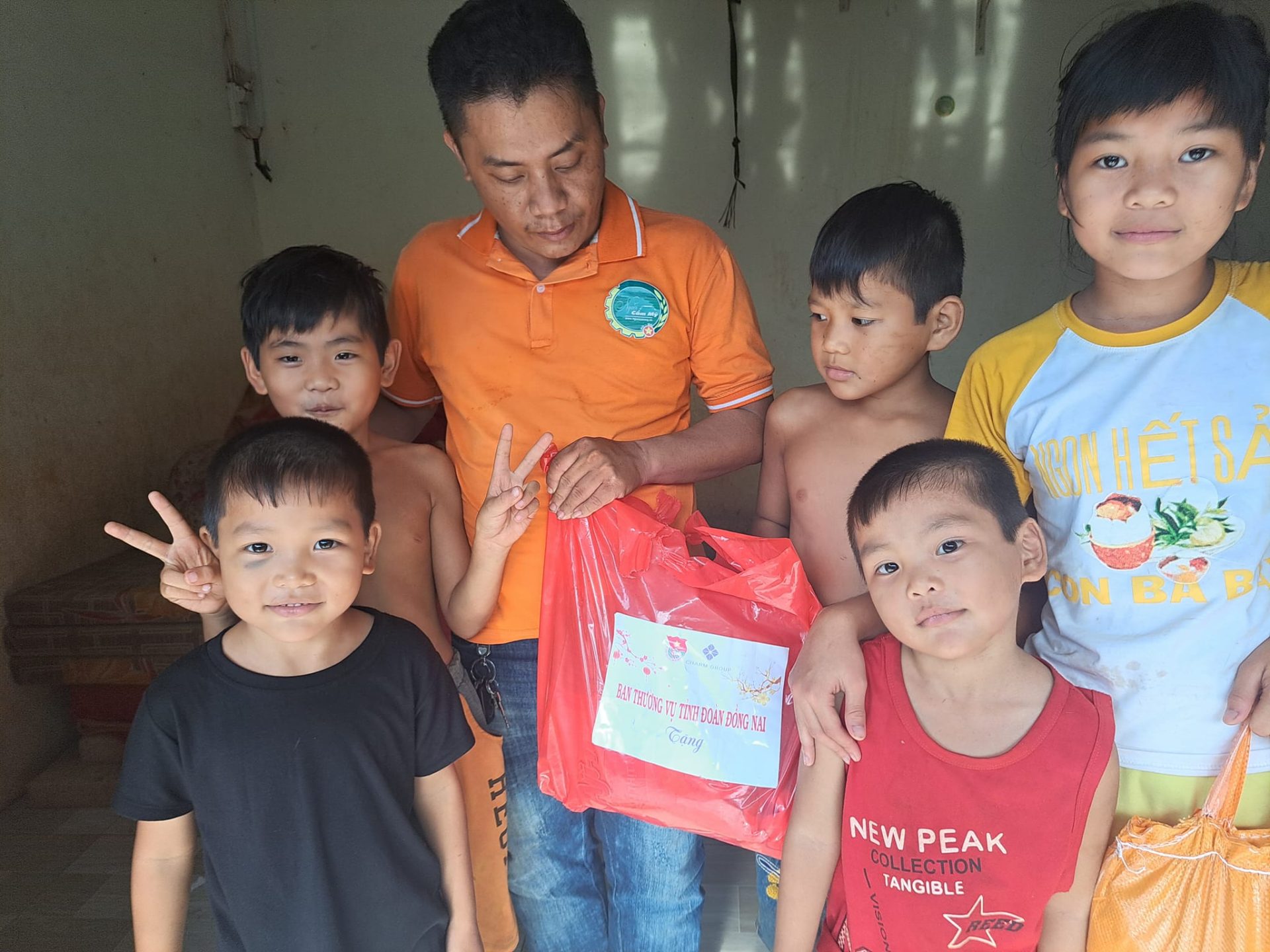 Cùng gia đình khó khăn 5 em thiếu nhi cha mất, mẹ lao lý, sóng cùng bà nội tại xã Xuân Bảo