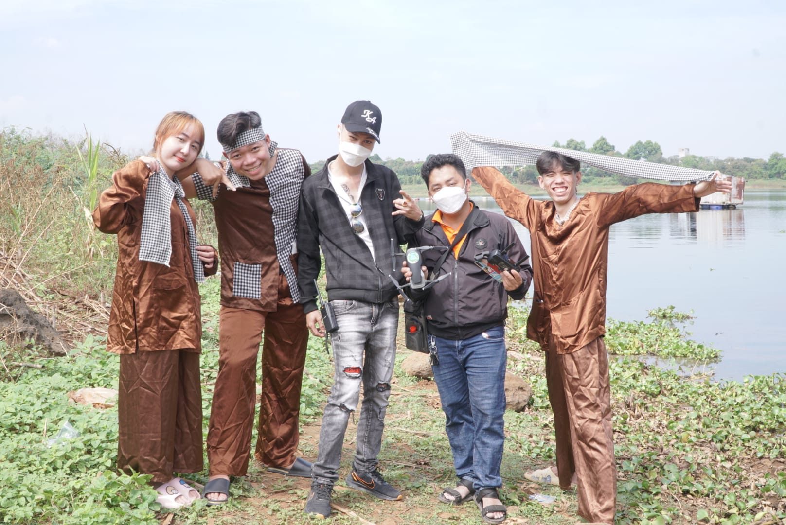 Ekip thực hiện MV chụp hình lưu niệm