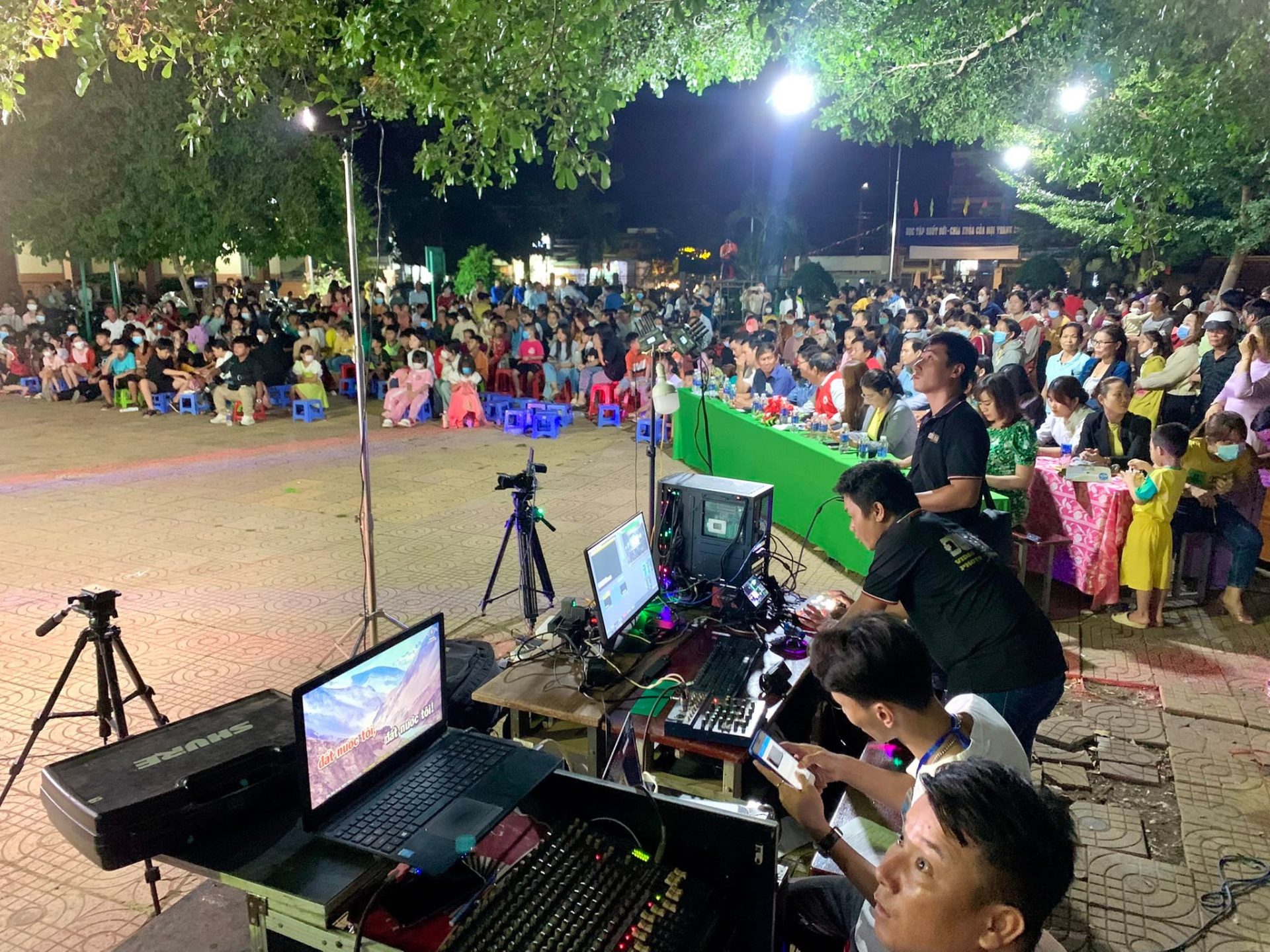 Ekip Đồng Nai Media đang thực hiện livestream trên các nền tảng MXH.