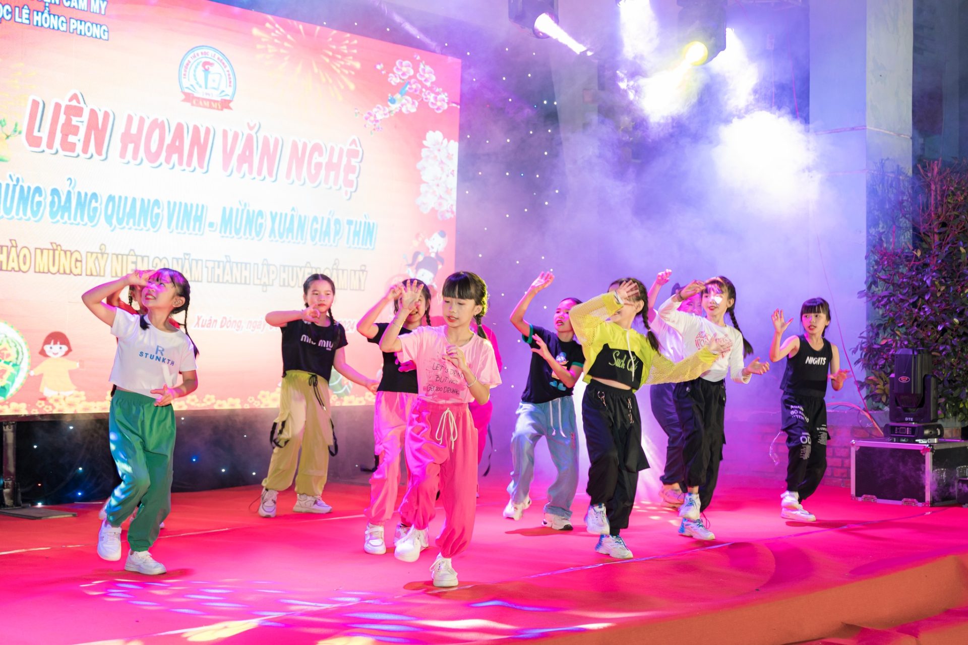 Các em học sinh của trường biểu diễn văn nghệ - Ảnh: Đồng Nai Media