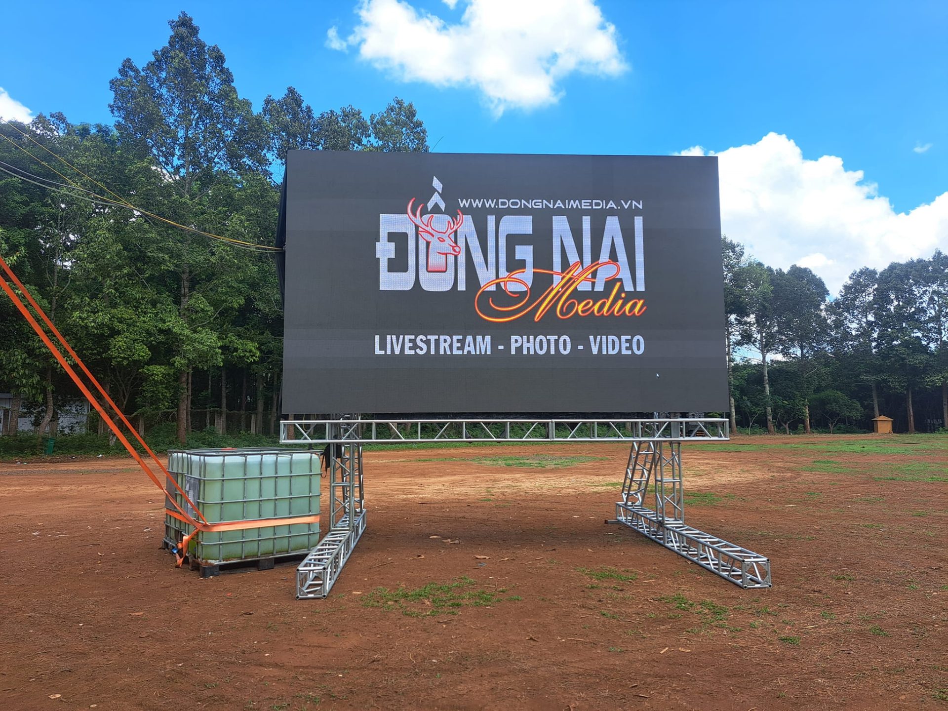 Hệ thống màn hình led giúp đại biểu có thể quan sát tất cả diễn biến của khu vực thực binh