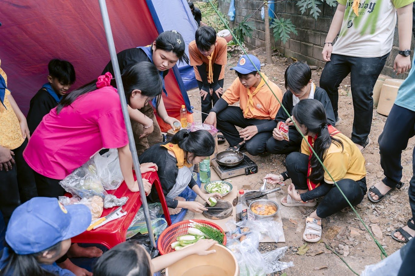 Hoạt động nấu ăn trong Trại giúp các em học thêm kỹ năng sống, tin thần đồng đội | Ảnh: Đồng Nai Media