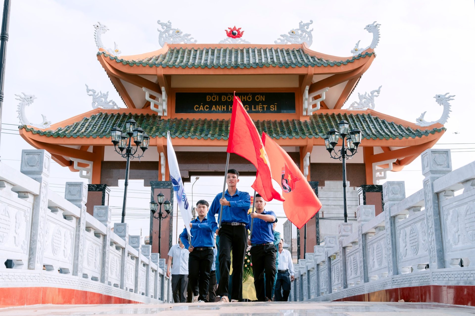 Thanh niên tiêu biểu Huyện Cẩm Mỹ tiến vào đền thờ liệt sĩ Xuân Bảo - Ảnh" Đồng Nai Media