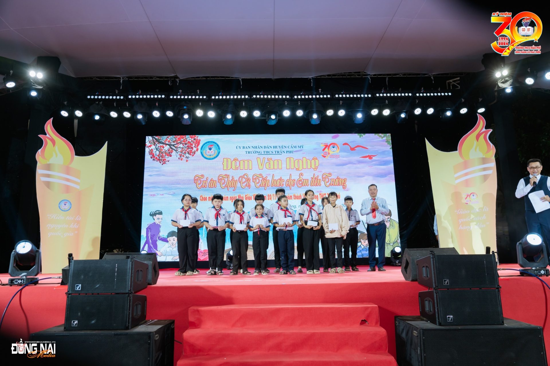 Ấn Tượng: Đêm Hội Diễn Văn Nghệ Tri Ân Thầy Cô – Tiếp Bước Cho Em Đến Trường tại Trường THCS Trần Phú.