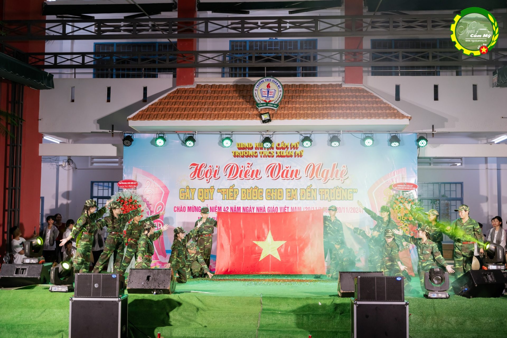 Các em học sinh tham gia biểu diễn văn nghệ